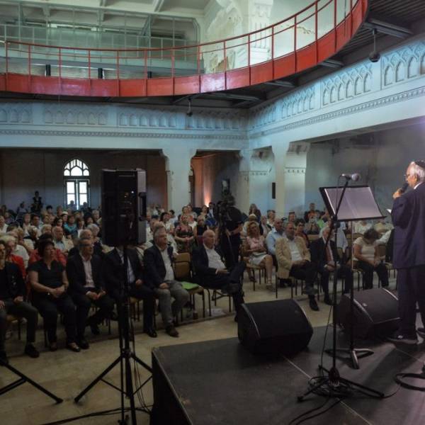 Weisz Péter köszönti a fesztivál közönségét.jpg